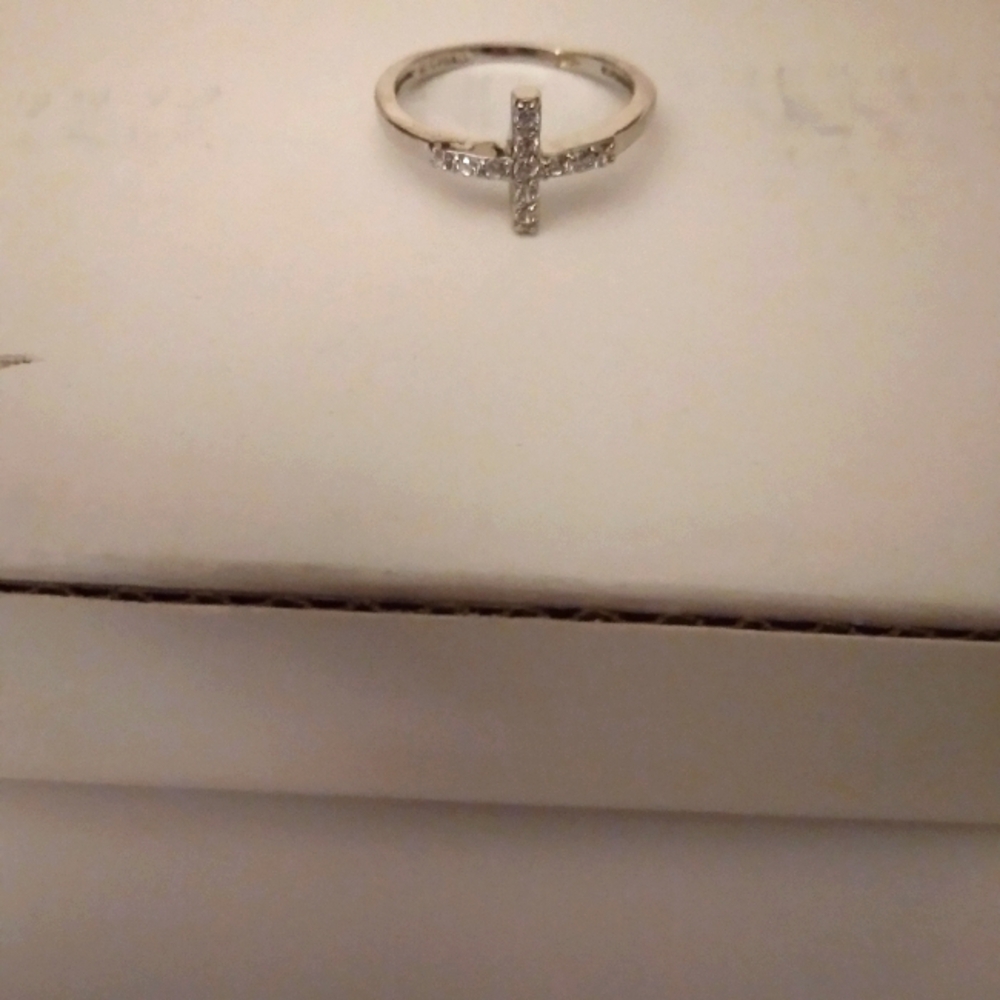 Elegant Silver Cross Ring - Picture 5 of 5